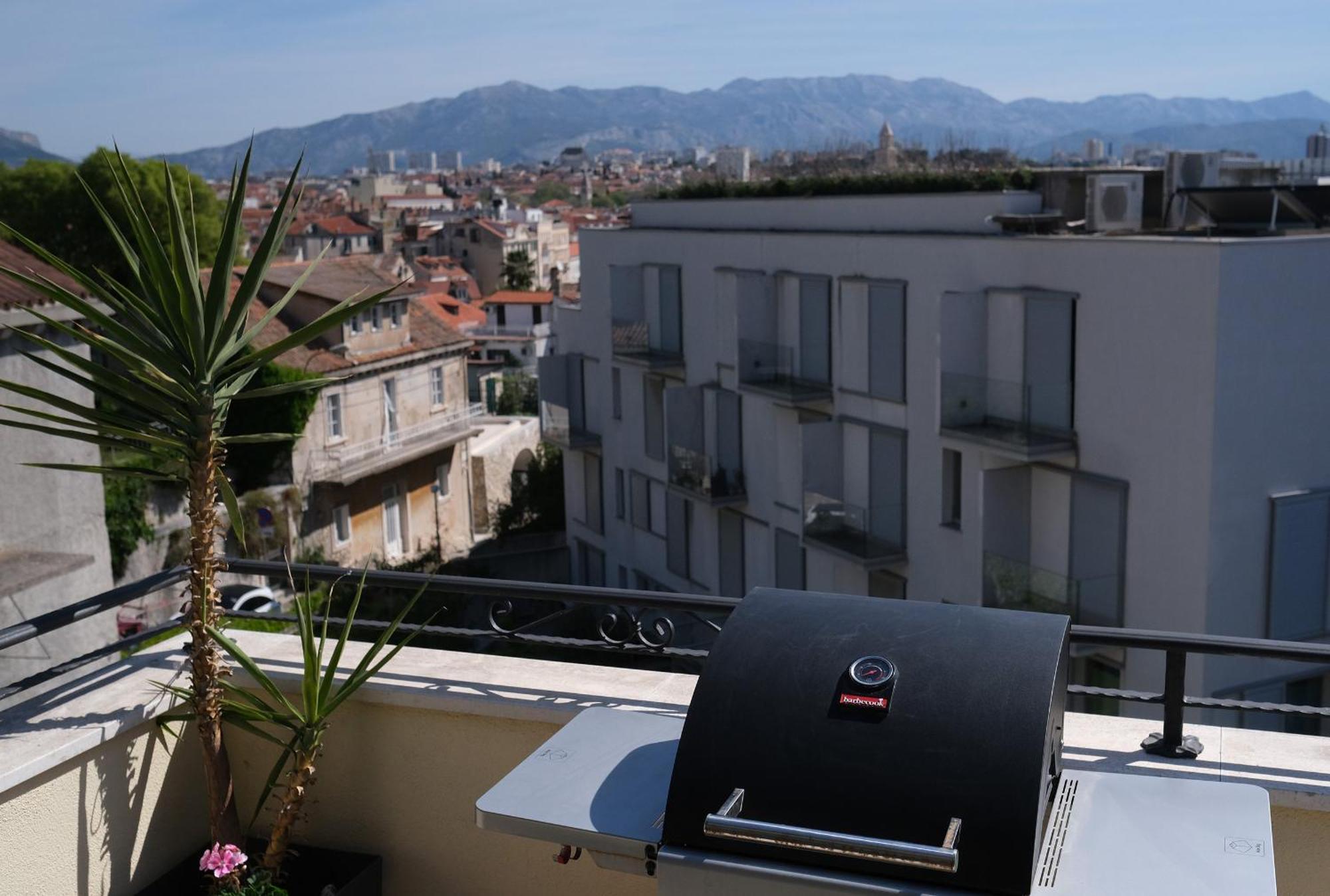 Prime Location Penthouse Apt With A Large Terrace Split Ngoại thất bức ảnh